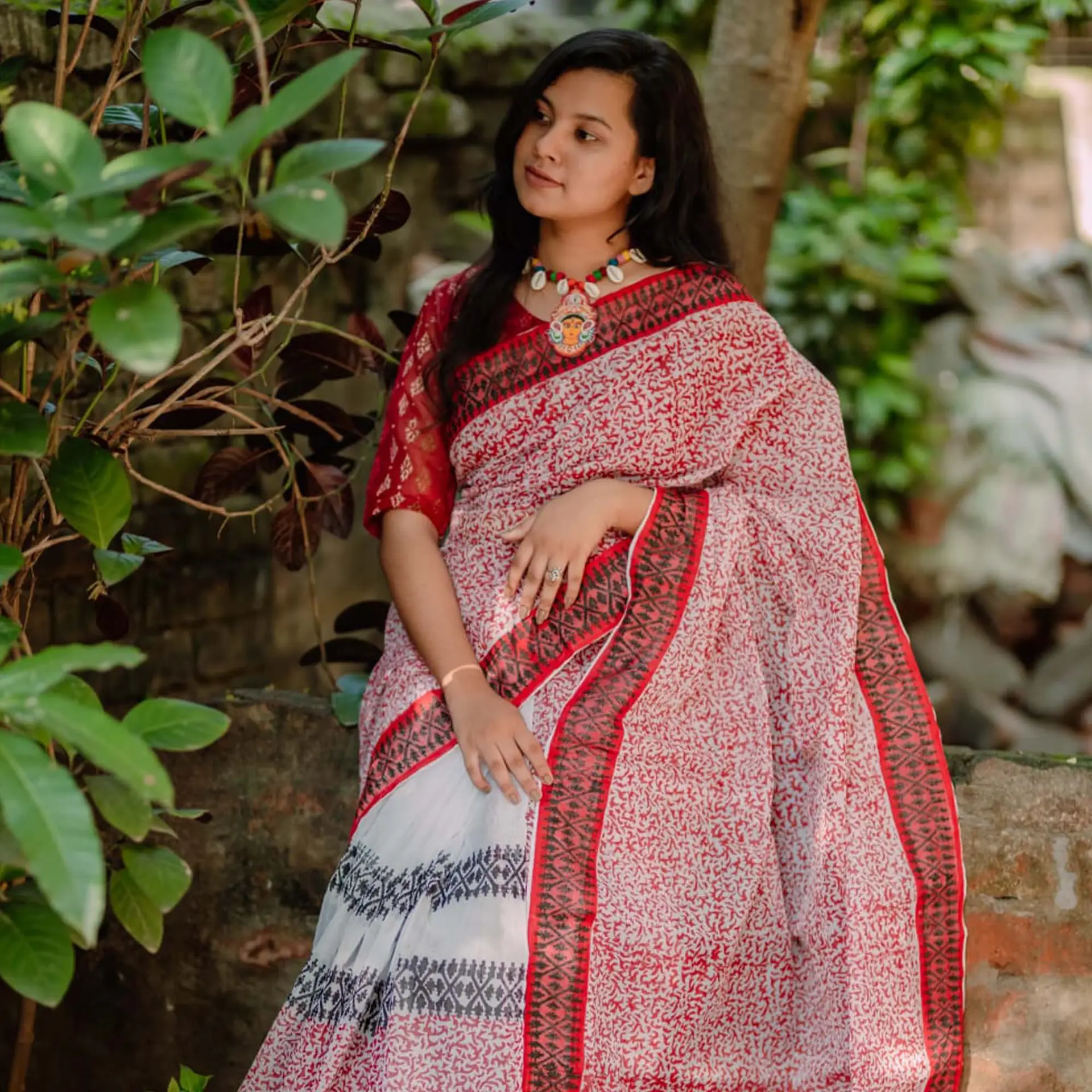 সহজিয়া লাল সাদা নকশী শাড়ি
